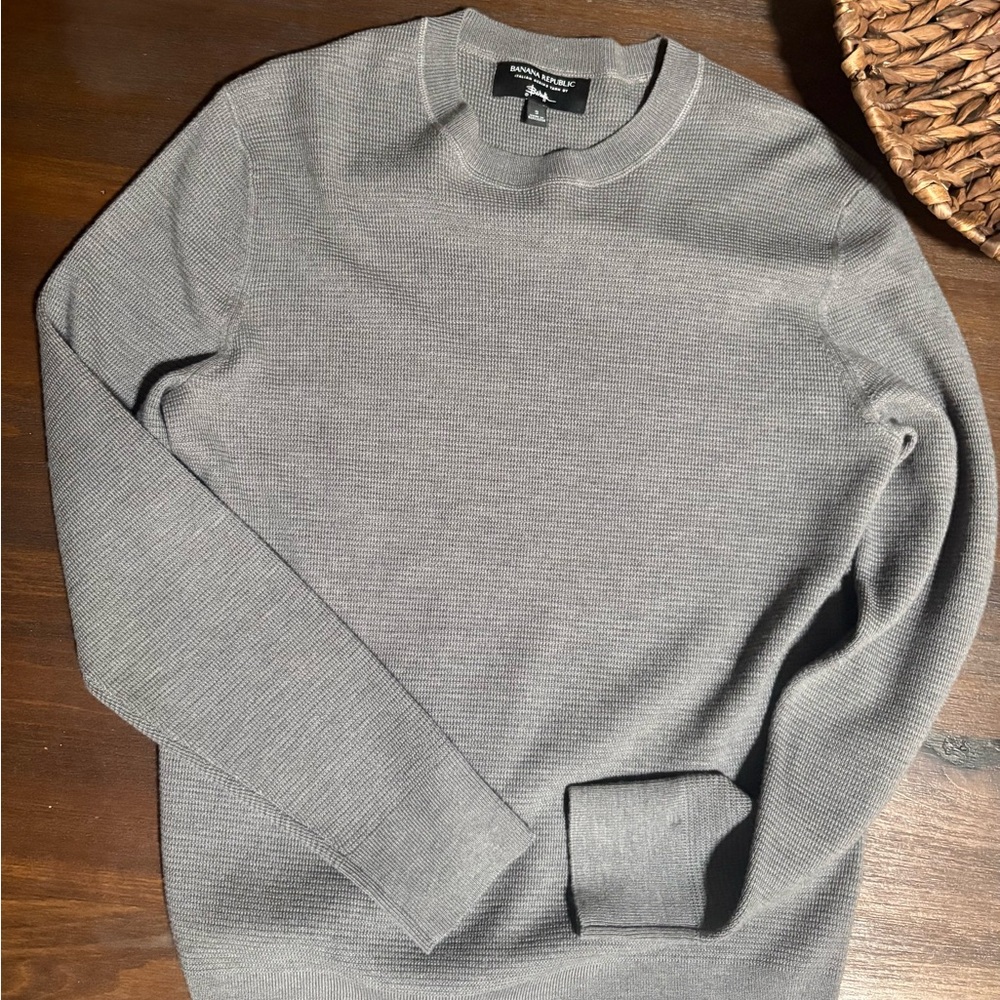 Men's Banana Republic Light Extra Fine Italian  Merino  Wool Gray Sweater. Small